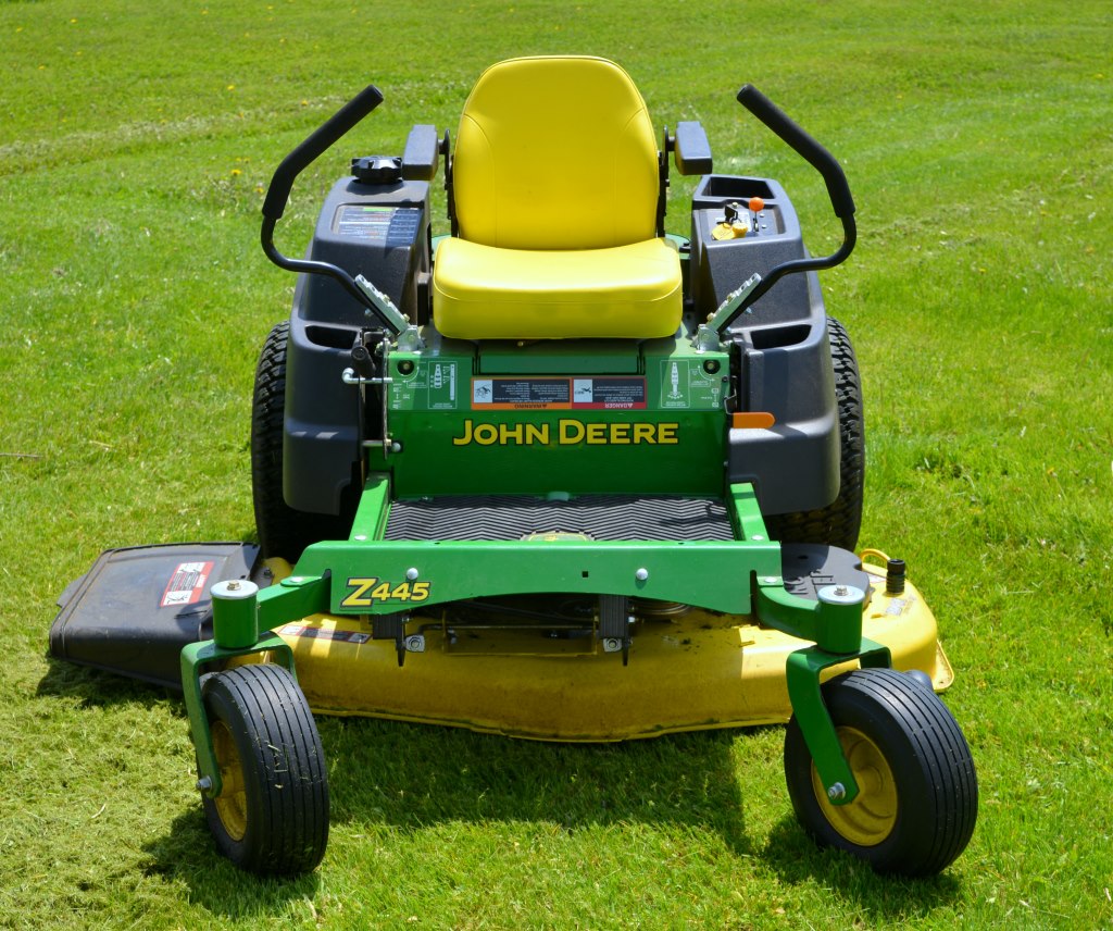 John Deere Z445 Zero Turn Mower John Deere Mowers www.mygreen.farm