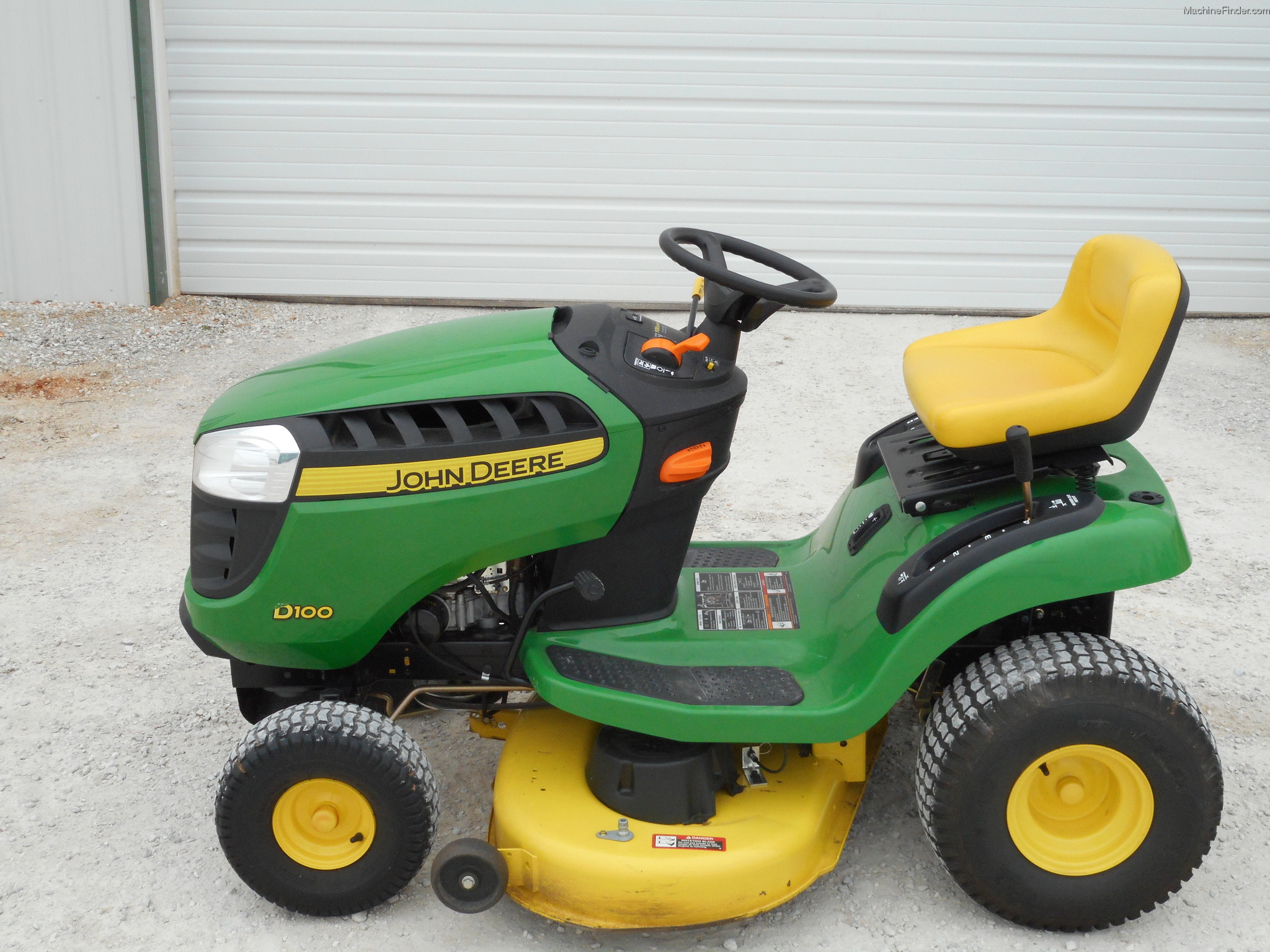 John Deere D100 17 Hp Lawn Tractor John Deere Lawn Tractors Mygreenfarm 9756